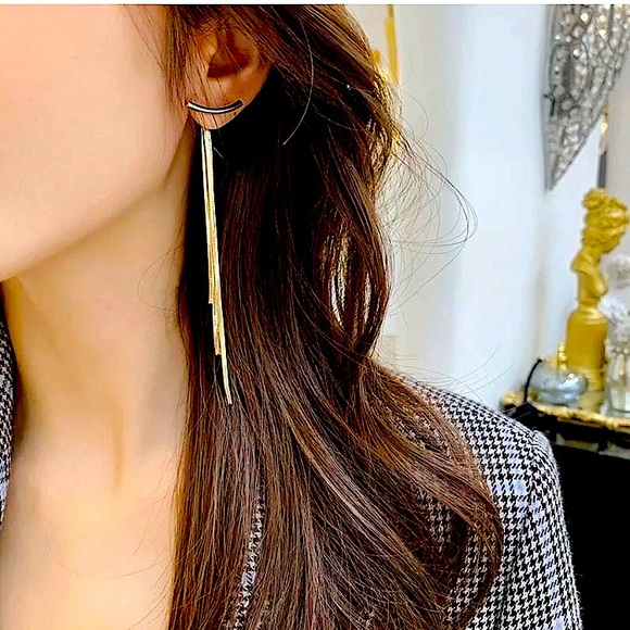 👑 New Gold Dangle Earrings 👑 - Picture 7 of 7